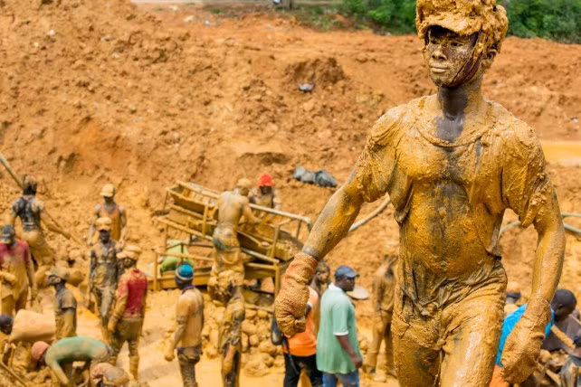 Đào vàng được đánh giá là một trong những ngành công nghiệp độc hại nhất thế giới. Những người đào vàng phải làm việc trong môi trường bùn lầy, bị phơi nhiễm thủy ngân và các chất độc hại khi chế biến vàng.