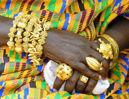 Nhờ khai thác vàng, người Ashanti trở nên giàu có. Họ đeo vàng đầy người: vòng cổ, vòng tay, bông tai, nhẫn và phụ kiện gắn trên tóc... để thể hiện đẳng cấp.