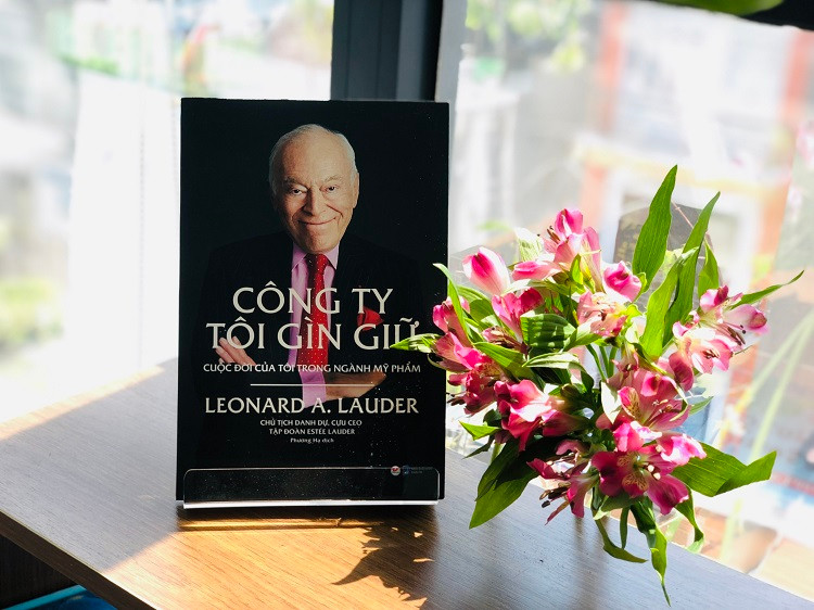 Ông Leonard Lauder bắt đầu cuốn tự truyện bằng cách kể lại câu chuyện thành lập công ty của mẹ mình, bà Josephine Esther Lauter (sau này là Estée Lauder).