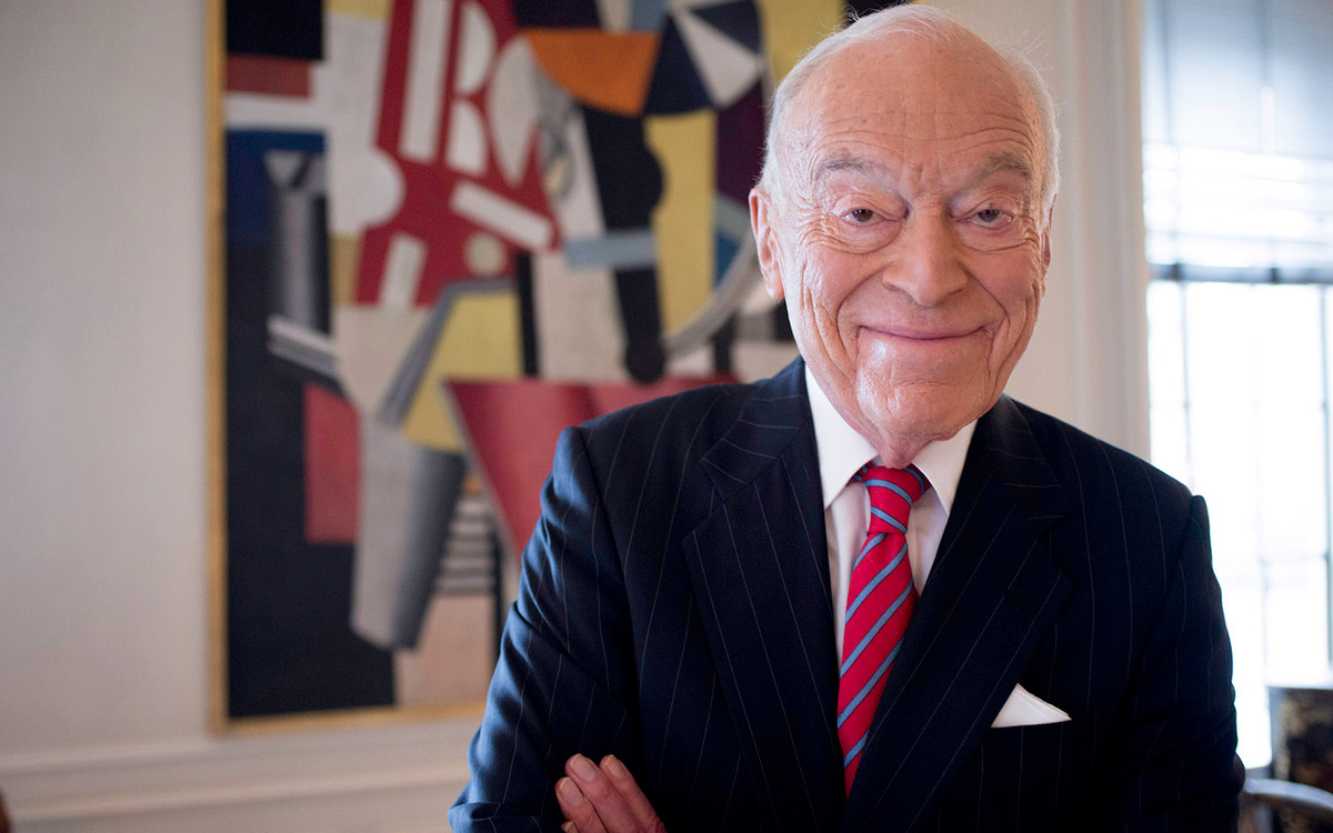 Bên cạnh nói về những bài học kinh doanh, Leonard Lauder còn chia sẻ những kinh nghiệm mà chính ông đúc rút. Ví dụ, là người lãnh đạo cần biết chịu trách nhiệm, quyết đoán… Ông từng cẩn thận viết thư tay, gói quà gửi đến khách và nhân viên.