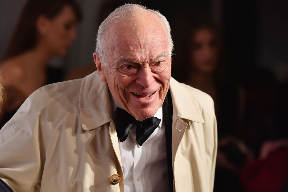 Leonard bắt đầu vạch ra một kế hoạch kinh doanh mới với tham vọng lớn: “Ước mơ của tôi là biến Estée Lauder trở thành thương hiệu lớn của ngành kinh doanh làm đẹp, với nhiều thương hiệu, nhiều dòng sản phẩm và phân phối đa quốc gia”.