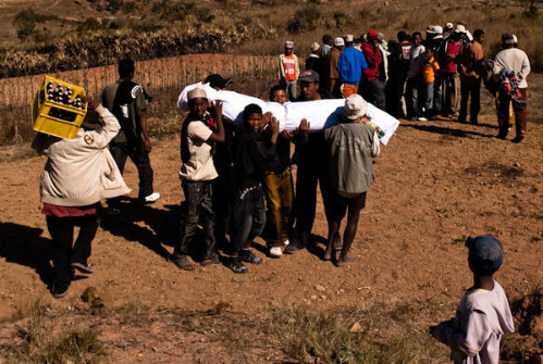 Với người dân, đây là cơ hội để người sống và người chết "giao lưu âm dương", đồng thời cũng là cơ hội để các thành viên trong gia đình ngồi lại với nhau, cùng ăn uống, truyện trò vui vẻ và nhớ về tổ tiên.