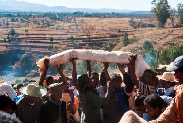 Famadihana được tổ chức bởi người dân nơi đây tin rằng sau khi chết chỉ có xác thịt tan vào cát bụi, còn linh hồn vẫn có thể liên lạc với người sống.