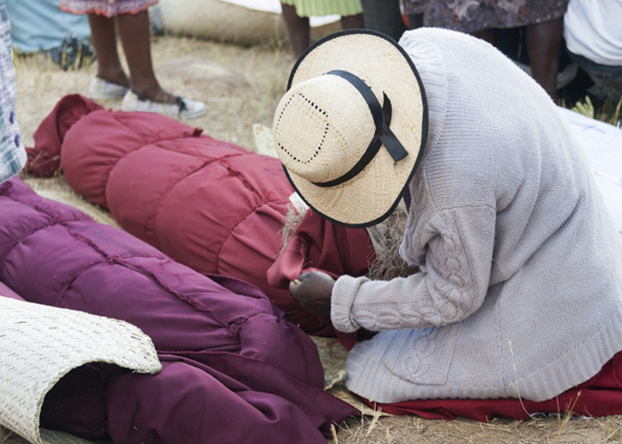 Theo nhiều người nghi lễ này có phần hơi giống với tục lệ bốc mộ ở Việt Nam. Tuy nhiên, người Việt bốc mộ một lần trong đời còn ở Madagascar nghi lễ này cứ khoảng 7 năm lại lặp lại một lần.