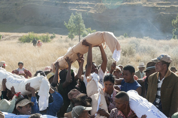 Họ cho rằng chẳng có gì tốt bằng được trò chuyện với người thân đã mất, cám ơn họ và cầu xin họ phù hộ tiền bạc và sự no ấm.