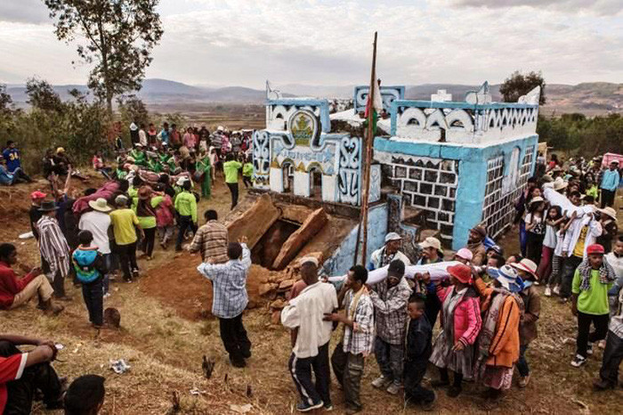 Sau đó hầm mộ tiếp tục đóng cửa cho tới dịp tục lệ Famadihana khoảng 7 năm sau.