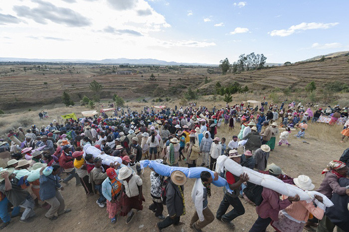 Ngoài ra, nhiều người lo ngại tục lệ Famadihana có thể làm lây lan dịch bệnh nếu hài cốt người chết từng mắc bệnh truyền nhiễm. Việc khai quật có thể làm lan truyền và gây bệnh cho những người xử lý thi thể.