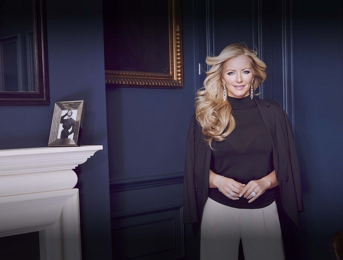 Không những thế, cuộc hôn nhân của cô đổ vỡ: “Tên tôi bị lôi lên khắp các mặt báo khi người ta phát hiện ra chồng tôi ngoại tình với trưởng nhóm thiết kế của tôi".