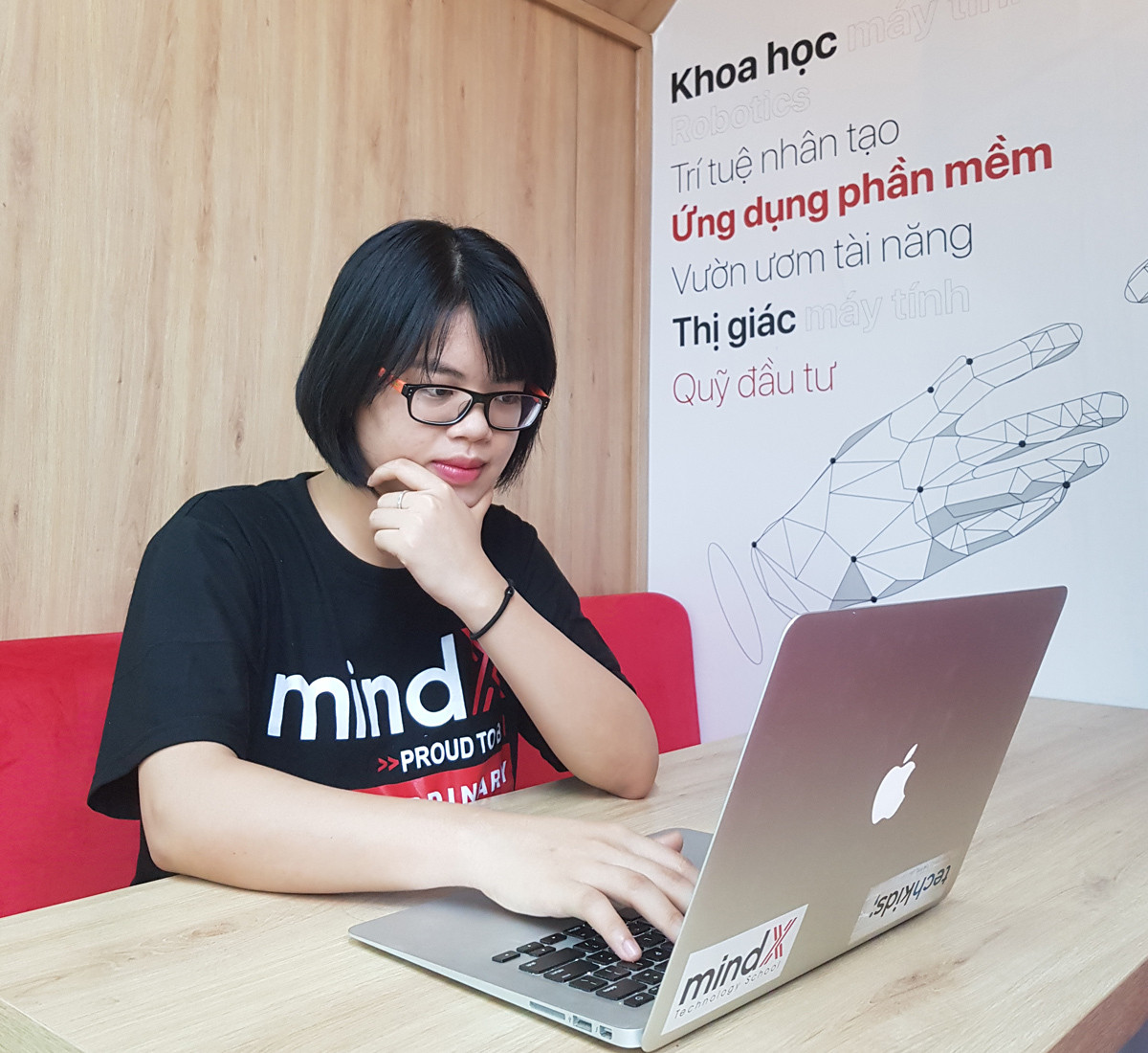 Nguyễn Thị Thu Hà, CEO của MindX, một startup giáo dục các kĩ năng về công nghệ như: lập trình, robotics, thiết kế, vẽ 3D... đã được tạp chí Forbes Việt Nam vinh danh trong Top 30 gương mặt năm 2020, lĩnh vực khởi nghiệp.