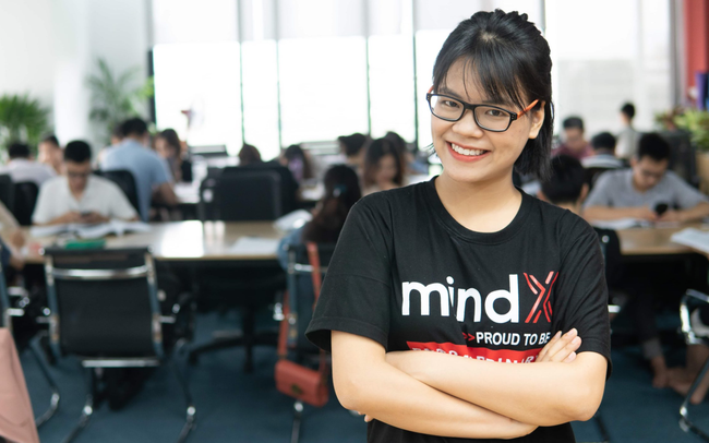 Năm 2016, khi vẫn là sinh viên, Hà San cùng 2 người bạn thành lập Techkids (sau đổi tên thành MindX) cung cấp các lớp dạy lập trình cho sinh viên nhằm bổ sung kỹ năng thực tế còn thiếu khi đi làm.