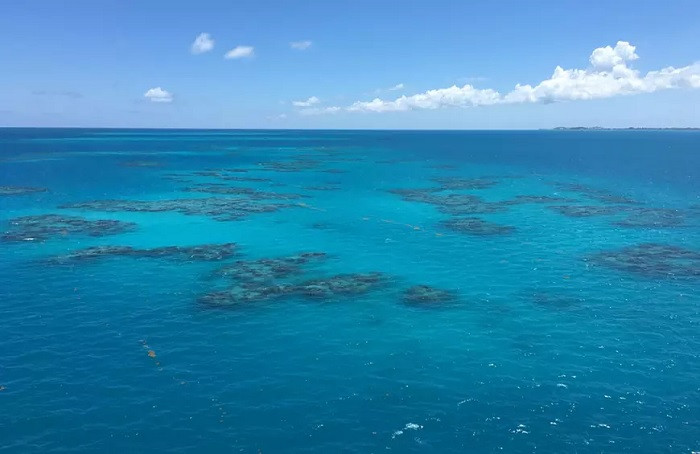 Tam giác quỷ Bermuda (Mỹ): Tam giác Bermuda là địa điểm bí ẩn nổi tiếng nhất trên thế giới. Khu vực này rộng khoảng 500.000 dặm vuông. Hơn 20 máy bay và 50 tàu được cho là đã biến mất một cách bí ẩn trong không khí loãng hoặc rơi mà không có lời giải thích ở vùng này.