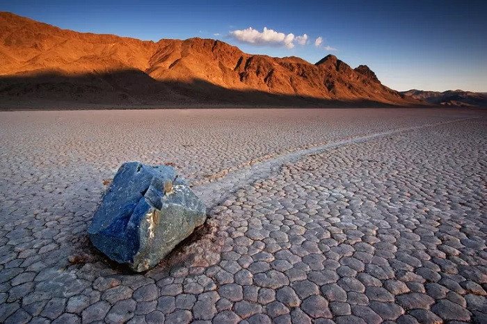 Vườn quốc gia Thung lũng Chết (Mỹ): Nằm trong một thung lũng giữa các dãy núi Cottonwood và Last Chance, Vườn quốc gia Thung lũng Chết, California nổi tiếng nhất với những tảng đá chuyển động kỳ lạ như thể có người vô hình lôi tuột chúng đi. 