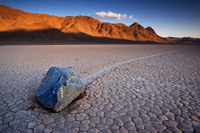 Vườn quốc gia Thung lũng Chết (Mỹ): Nằm trong một thung lũng giữa các dãy núi Cottonwood và Last Chance, Vườn quốc gia Thung lũng Chết, California nổi tiếng nhất với những tảng đá chuyển động kỳ lạ như thể có người vô hình lôi tuột chúng đi. 