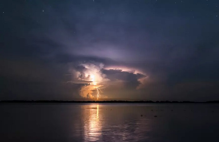 Hồ Maracaibo (Venezuela): Đây là nơi có mật độ sét cao nhất trên Trái Đất. Vào ban đêm, sét đánh vào hồ Maracaibo khoảng 28 lần một phút trong 9 giờ.
