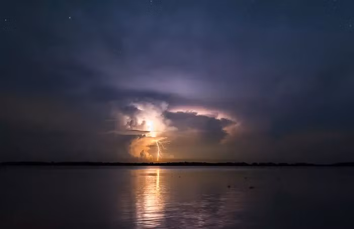 Hồ Maracaibo (Venezuela): Đây là nơi có mật độ sét cao nhất trên Trái Đất. Vào ban đêm, sét đánh vào hồ Maracaibo khoảng 28 lần một phút trong 9 giờ.