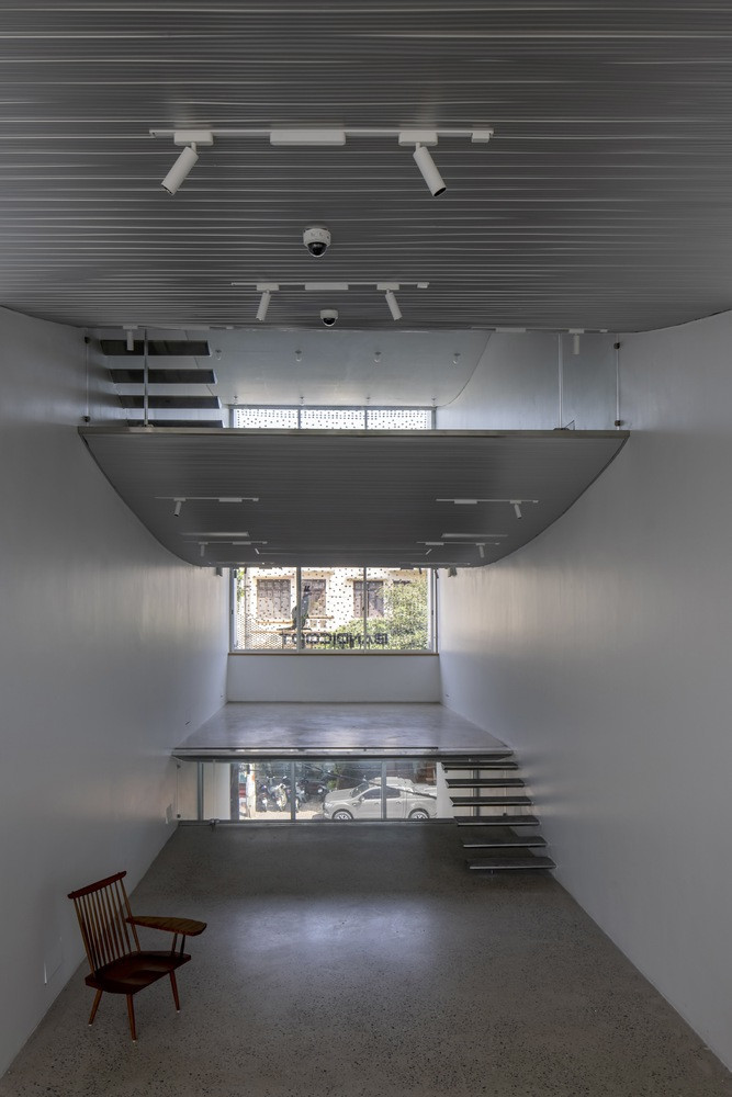 Thiết kế loại bỏ ranh giới truyền thống của các tầng riêng biệt, giúp di chuyển theo chiều dọc dễ dàng đồng thời tăng cường trải nghiệm tổng thể về sự rộng rãi.