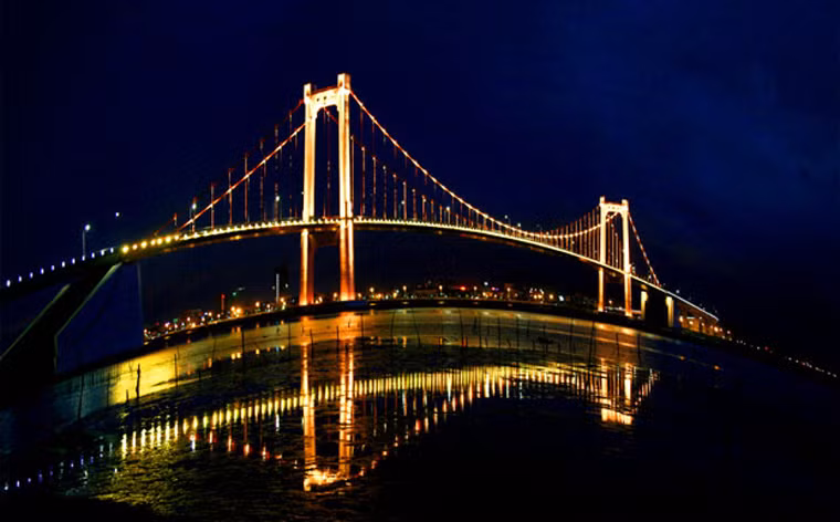 Cầu Thuận Phước là cây cầu treo dây võng bắc qua 2 bờ sông Hàn đổ ra Vịnh Đà Nẵng, nối đường Nguyễn Tất Thành với cầu Mân Quang, giữa 2 Quận Hải Châu và Sơn Trà thuộc thành phố Đà Nẵng.