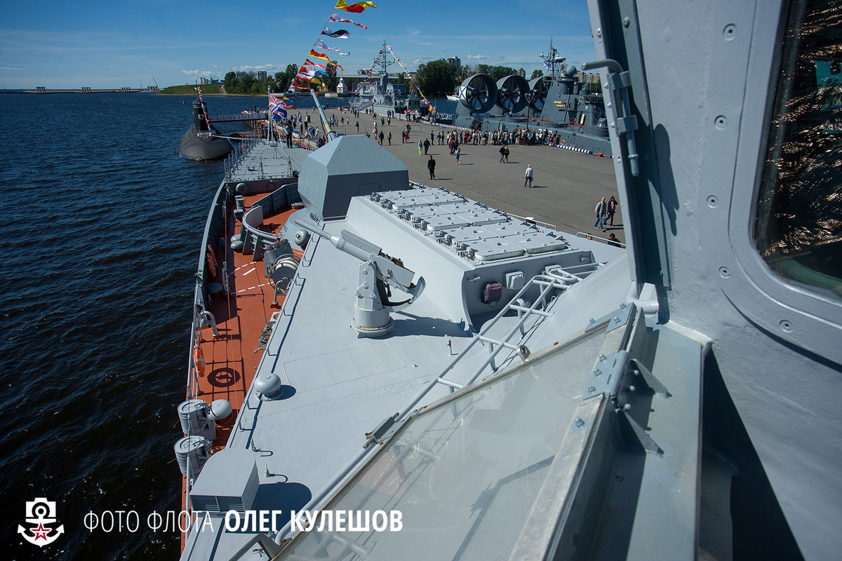 Cận cảnh bệ phóng thẳng đứng của hệ thống phòng không Poliment-Redut được trang bị trên tàu hộ vệ 20380. Đây gần như là phiên bản rút gọn của hệ thống phòng không S-400 Triumf để trang bị cho các tàu chiến mới nhất Hải quân Nga. Nguồn ảnh: BMPD