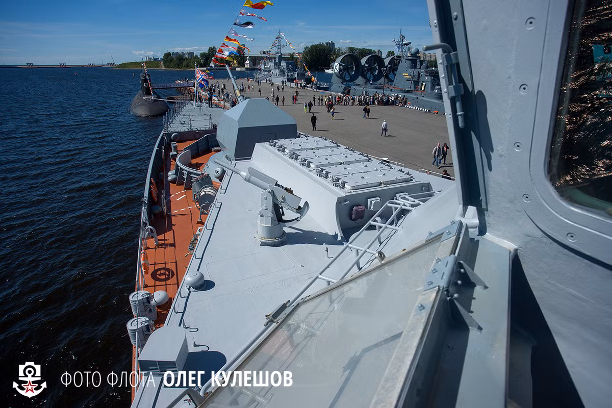 Cận cảnh bệ phóng thẳng đứng của hệ thống phòng không Poliment-Redut được trang bị trên tàu hộ vệ 20380. Đây gần như là phiên bản rút gọn của hệ thống phòng không S-400 Triumf để trang bị cho các tàu chiến mới nhất Hải quân Nga. Nguồn ảnh: BMPD