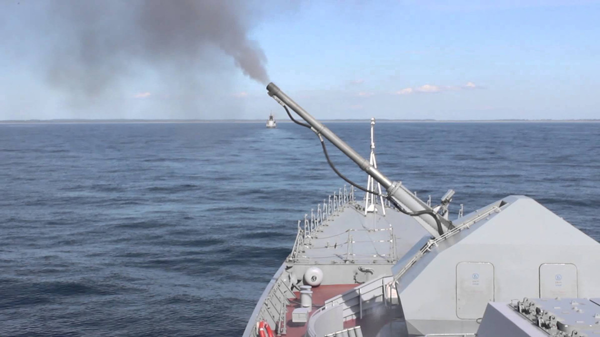 Đặc biệt, tàu 20380 trang bị hệ thống pháo cực mạnh, cỡ nòng lớn A-192 100mm có thể bắn những phát đạn trái phá đánh chìm các tàu chiến nhỏ. Loại pháo lớn này thời Liên Xô chỉ được trang bị trên các tàu khu trục cỡ 5.000-6.000 tấn trở lên, nhưng giờ đây bằng hàng loạt giải pháp công nghệ hiện đại Nga đã đưa được cỡ pháo này tới những tàu chiến 2.000 tấn mà vẫn giữ nguyên được sức mạnh. Nguồn ảnh: BMPD