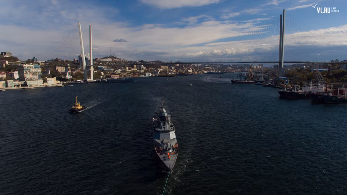 Dù cho lượng giản nước của 20380 chỉ bằng khoảng 1/5 soái hạm Hạm đội Thái Bình Dương - tàu tuần dương Varyag hay bằng 1/3-1/4 tàu khu trục Udaloy hay Sovermennyy, thế nhưng chiến hạm 2.200 tấn này có lợi thể vượt hơn hẳn đó là "sức trẻ, sở hữu công nghệ tối tân nhất của CNQP Nga hiện đại". Nguồn ảnh: BMPD