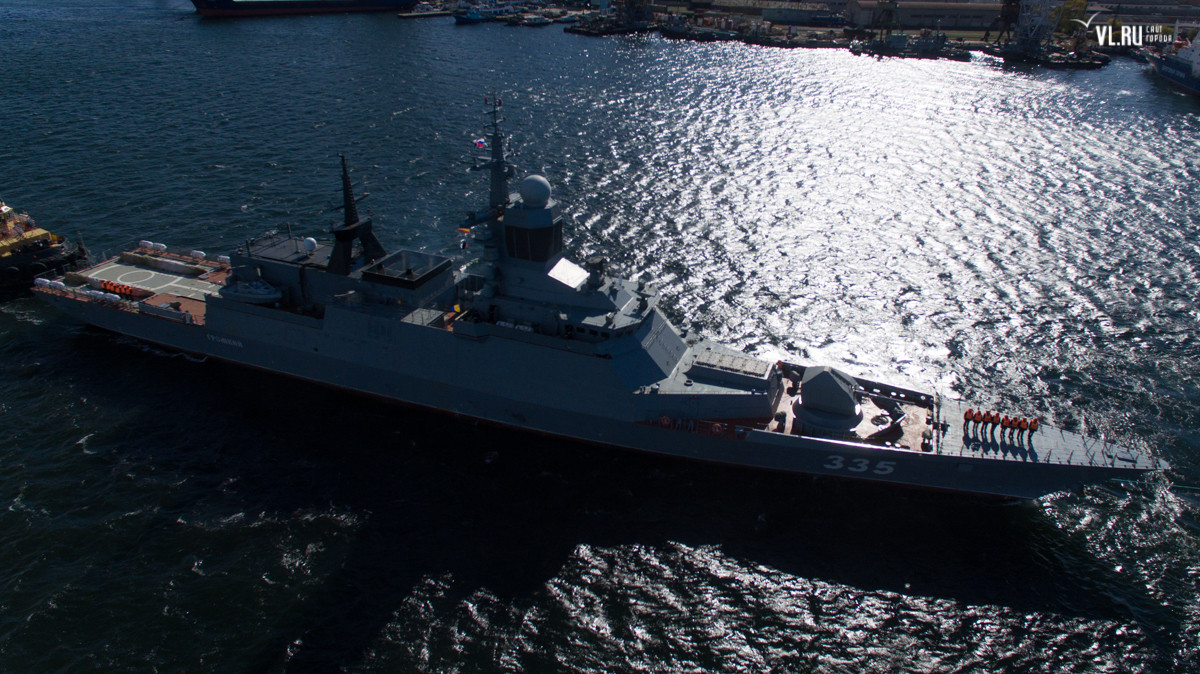 Trong ảnh, tàu hộ vệ Gromkiy trông rất huyền bí trên đường rời thành phố Vladivostok xinh đẹp ra biển thử nghiệm. Nguồn ảnh: BMPD