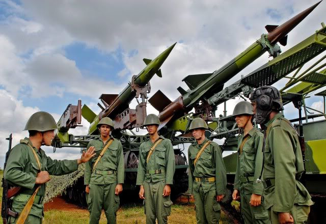 Hay bệ phóng của tên lửa S-125 Pechora cũng được cải tiến đem lại khung gầm xe tăng để giảm thời gian triển khai – thu hồi trong điều kiện chiến tranh hiện đại đòi hỏi tốc độ phản ứng cực nhanh… Nguồn ảnh: worldmilitaryintel