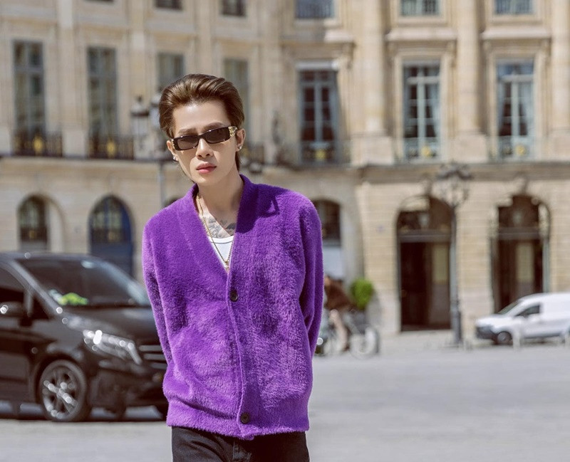 Tháng 11/2022, Jack gây chú ý khi khi xuất hiện trong một chương trình cộng đồng vì mục đích thiện nguyện nhưng chuyển đến địa điểm bằng siêu xe G63, được nhân viên đi theo. Một số cư dân mạng cho rằng hình ảnh của Jack không phù hợp với chương trình. Đáp lại những lời chỉ trích, Jack cho biết anh thấy "buồn" vì các thông tin bị làm quá và có phần sai lệch. Ảnh: FBNV.