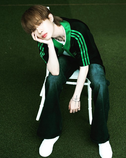 Jack cho biết, anh đã bỏ ra 5 tỷ để đưa cho một nam doanh nhân kết nối anh trong cuộc gặp Messi tại Pháp. Đáp trả lại, phía nam doanh nhân khẳng định Jack nên đưa ra minh chứng đã xin phép (bằng văn bản) với phía Messi về việc đưa hình ảnh cuộc gặp gỡ vào MV. Phía Jack không có phản hồi gì về điều này. Ảnh: Fanpage.