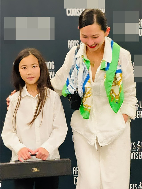 Con gái Kim Hiền có năng khiếu thổi sáo. "Không là gì cao sang chỉ là nhìn thấy con biểu diễn năng khiếu con chọn cho mình bây giờ. Với vai trò làm mẹ nhưng Hiền vẫn tôn trọng sở thích các con vì ai trong chúng ta khi tự tin thì sẽ bao dung mọi thứ", Kim Hiền cho hay.