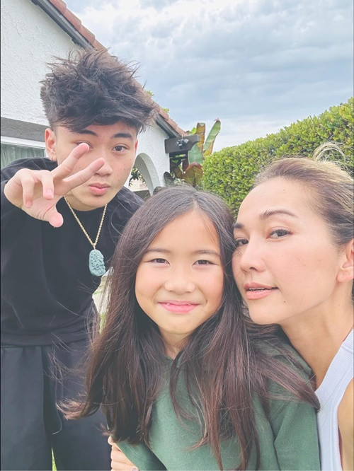 Con trai Kim Hiền lớn bổng, hiện cao 1m85 khiến nhiều fan của nữ diễn viên ngỡ ngàng. Kim Hiền từng chia sẻ, khi Sonic chuyển sang Mỹ định cư, chồng cô là người chỉ bảo và kèm cặp bé học hành. Vào Ngày của cha mỗi năm, Sonic đều tự viết thư tay dành cho cha dượng.