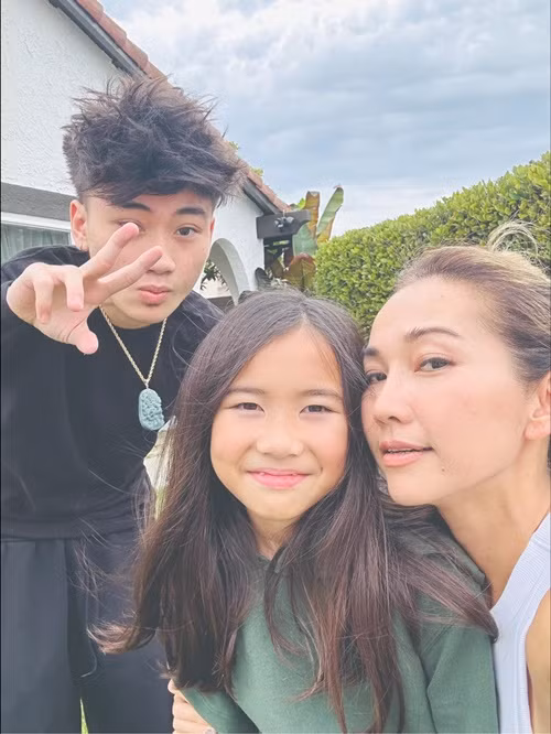 Con trai Kim Hiền lớn bổng, hiện cao 1m85 khiến nhiều fan của nữ diễn viên ngỡ ngàng. Kim Hiền từng chia sẻ, khi Sonic chuyển sang Mỹ định cư, chồng cô là người chỉ bảo và kèm cặp bé học hành. Vào Ngày của cha mỗi năm, Sonic đều tự viết thư tay dành cho cha dượng.