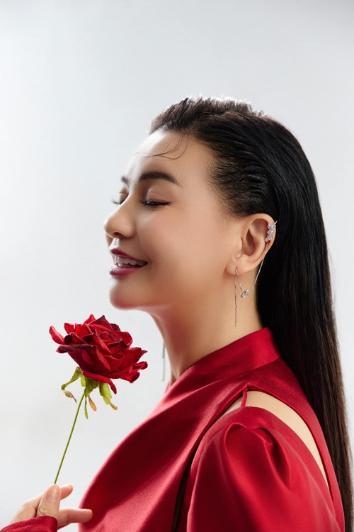 “Bạn trai tôi chưa từng về thăm tôi (cười). Anh ấy không làm việc trong ngành giải trí nên tôi xin được giữ kín người đàn ông này cho riêng mình. Hiện tại chúng tôi chưa gặp gỡ trực tiếp mà chỉ nói chuyện qua điện thoại”, Cát Phượng cho hay. Ảnh: FBNV.