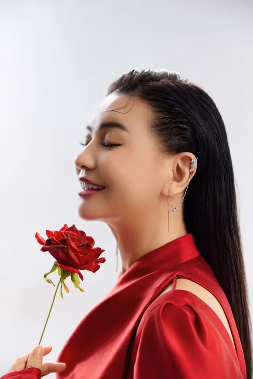 “Bạn trai tôi chưa từng về thăm tôi (cười). Anh ấy không làm việc trong ngành giải trí nên tôi xin được giữ kín người đàn ông này cho riêng mình. Hiện tại chúng tôi chưa gặp gỡ trực tiếp mà chỉ nói chuyện qua điện thoại”, Cát Phượng cho hay. Ảnh: FBNV.