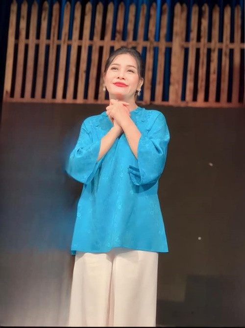 “Có thể tôi qua đó, nhưng cũng có thể anh ấy sẽ về đây. Chúng tôi không ép buộc nhau chuyện đó”, nữ diễn viên trải lòng. Ảnh: FBNV.