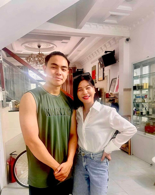 Cát Phượng hiện tại làm mẹ đơn thân. Con trai của cô năm nay 20 tuổi. Ảnh: FBNV.