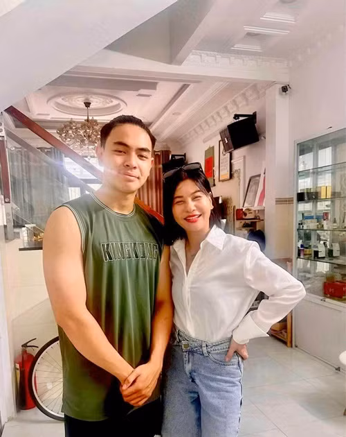 Cát Phượng hiện tại làm mẹ đơn thân. Con trai của cô năm nay 20 tuổi. Ảnh: FBNV.