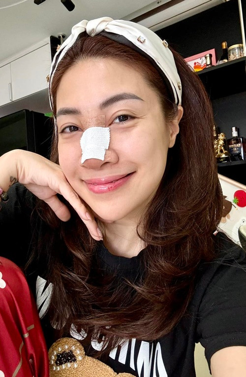 Nữ ca sĩ chia sẻ về tình trạng sức khỏe: “Tôi khỏe re, hết đau nhức, êm ái, nói chung chẳng bị làm sao cả, không cần dùng thuốc giảm đau luôn”. Ảnh: FBNV