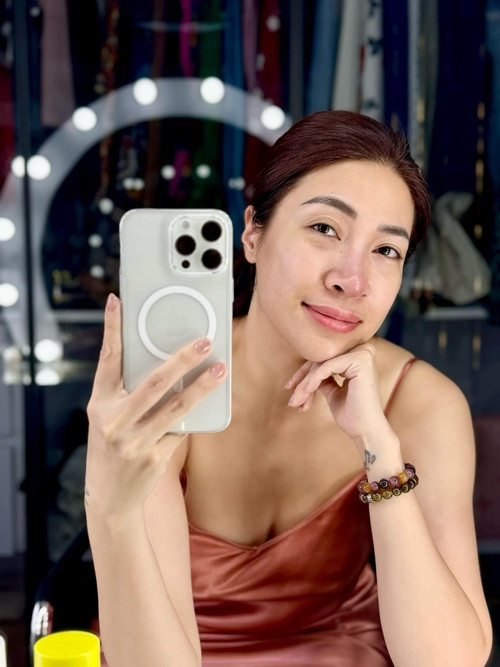 12 năm trước, Pha Lê nâng mũi. Gần đây, mũi của nữ ca sĩ bị sưng nặng.