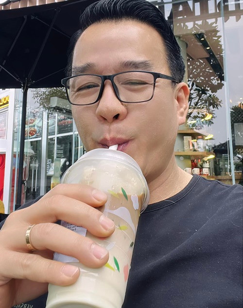 1 năm qua, Thắng Ngô vẫn ngầm thể hiện tình cảm dành cho Hà Thanh Xuân không thay đổi. Bằng chứng là Thắng Ngô vẫn đeo nhẫn cưới, vẫn để trạng thái “đã kết hôn”.