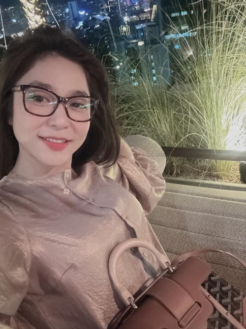 Trên trang cá nhân, nữ ca sĩ chia sẻ hình ảnh các show diễn, khoảnh khắc xinh đẹp của bản thân, khéo khoe cuộc sống độc thân vui vẻ.