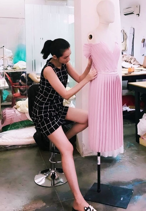 Top 15 Hoa hậu Quốc tế 2011 say mê thiết kế trang phục.