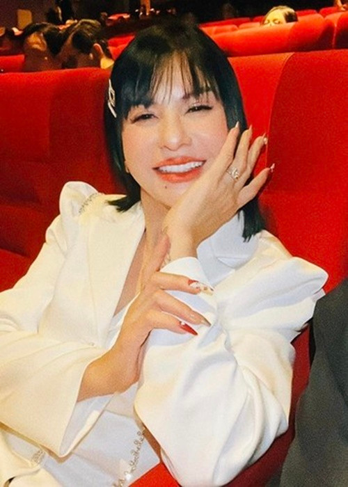 8 tháng sau khi chia tay Kiều Minh Tuấn, Cát Phượng được một Việt kiều nhắn tin trò chuyện. Đến ngày sinh nhật của Cát Phượng, người đàn ông này tặng một bó hoa và một chiếc nhẫn. Chỉ đến khi nhận lời yêu, Cát Phượng mới đeo chiếc nhẫn được tặng. Ảnh: FBNV.