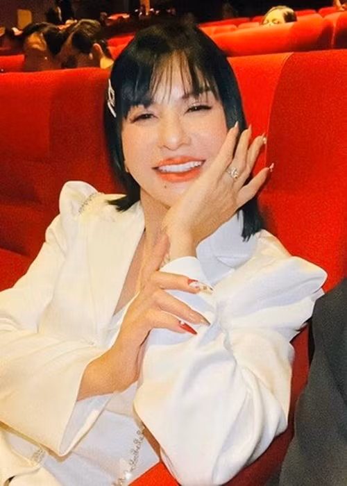 8 tháng sau khi chia tay Kiều Minh Tuấn, Cát Phượng được một Việt kiều nhắn tin trò chuyện. Đến ngày sinh nhật của Cát Phượng, người đàn ông này tặng một bó hoa và một chiếc nhẫn. Chỉ đến khi nhận lời yêu, Cát Phượng mới đeo chiếc nhẫn được tặng. Ảnh: FBNV.