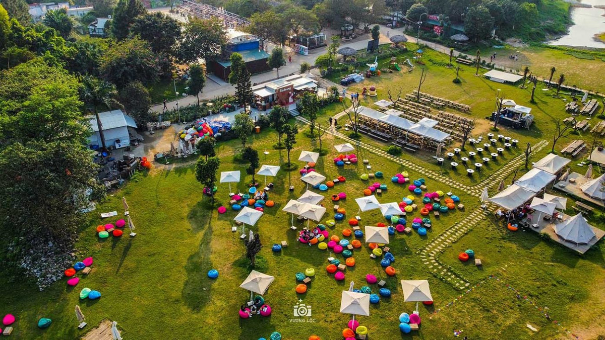 Khu cắm trại tại bãi đá sông Hồng nhìn từ trên cao. Ảnh: Vương Lộc