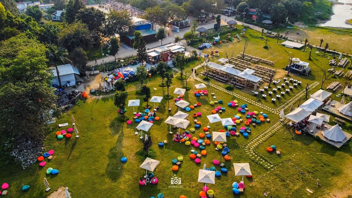 Khu cắm trại tại bãi đá sông Hồng nhìn từ trên cao. Ảnh: Vương Lộc