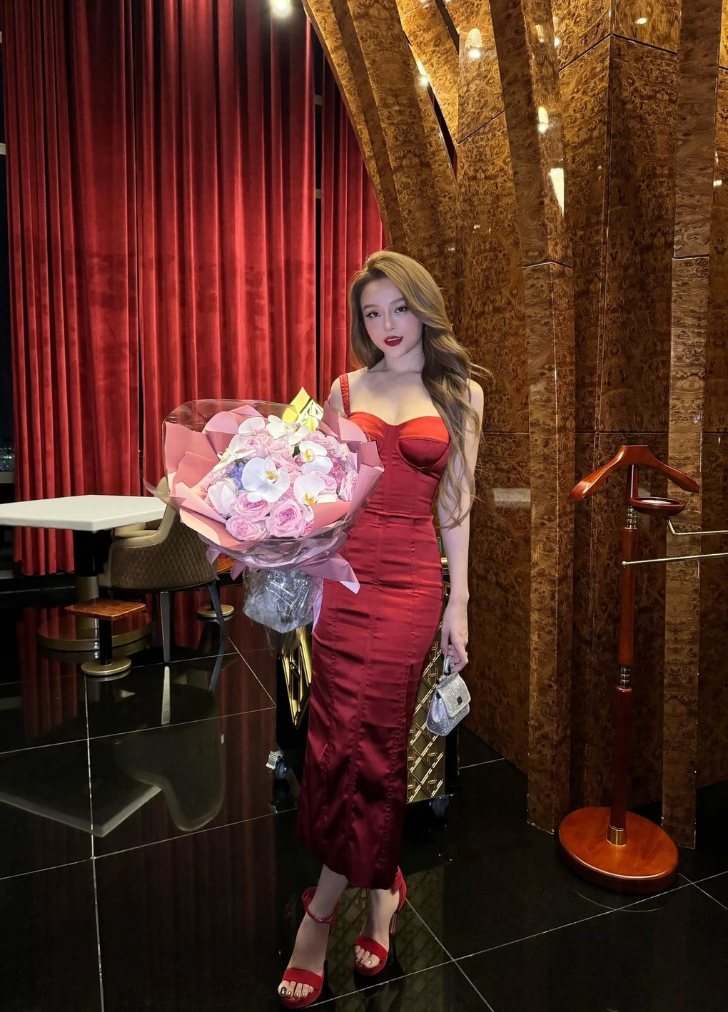 Trò chuyện với phóng viên Dân trí hồi tháng 10/2023, Huyền Baby cho biết ông xã Quang Huy là điểm tựa vững chắc của cô trong công việc lẫn cuộc sống. Khi trở lại showbiz, cô được chồng ủng hộ nhiệt tình. Ông xã cũng thường xuyên đưa đón vợ mỗi lần ghi hình chương trình.