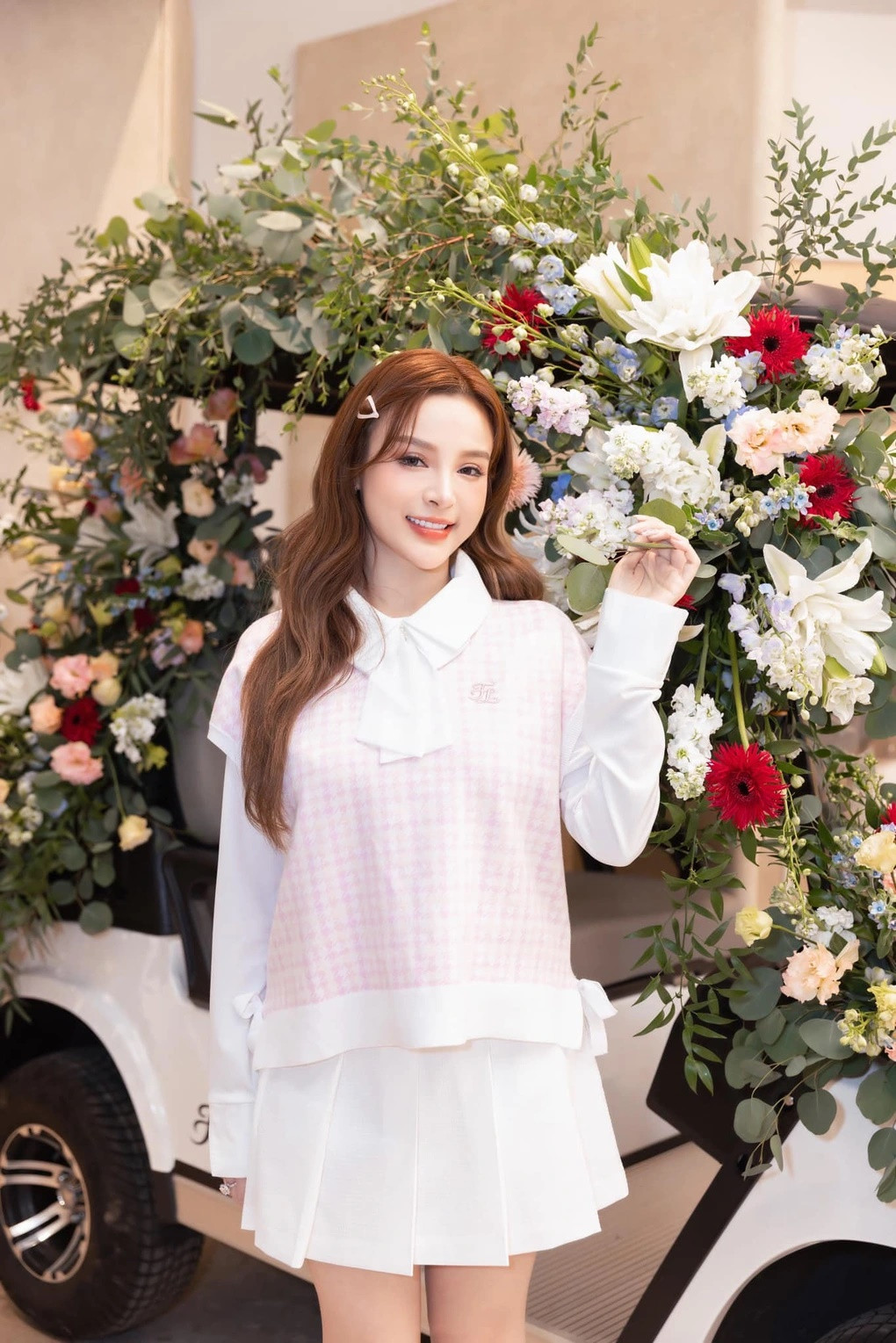 Kể về lần đầu ra mắt, cô cho biết bản thân rất lo lắng, hồi hộp, chọn trang phục thanh lịch để tạo ấn tượng tốt trước gia đình ông xã. Khi đó, người đẹp so sánh mẹ chồng như cô giáo chủ nhiệm vì sự nghiêm nghị. May mắn, buổi gặp gỡ đầu tiên Huyền Baby để lại ấn tượng tốt với gia đình chồng.