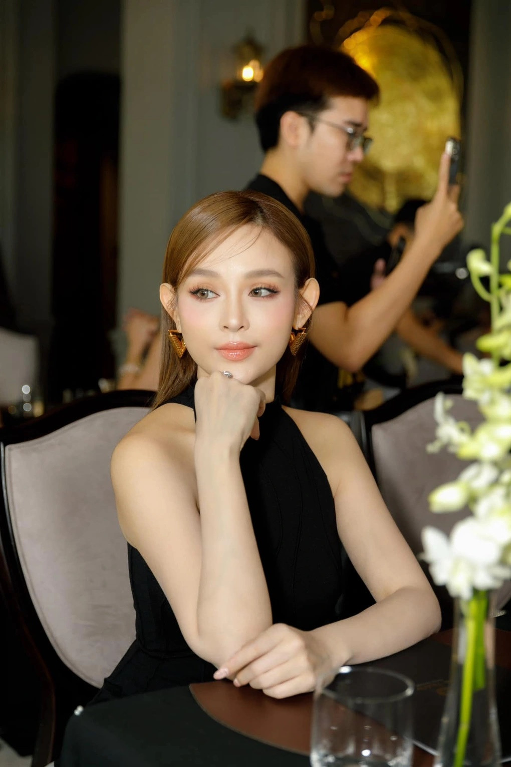 Về mối quan hệ với nhà chồng, Huyền Baby cho biết bản thân may mắn khi có mẹ chồng tâm lý, yêu thương con dâu. Mẹ chồng thường tặng quà và đồng hành cùng cô trong nhiều chuyến du lịch gia đình.