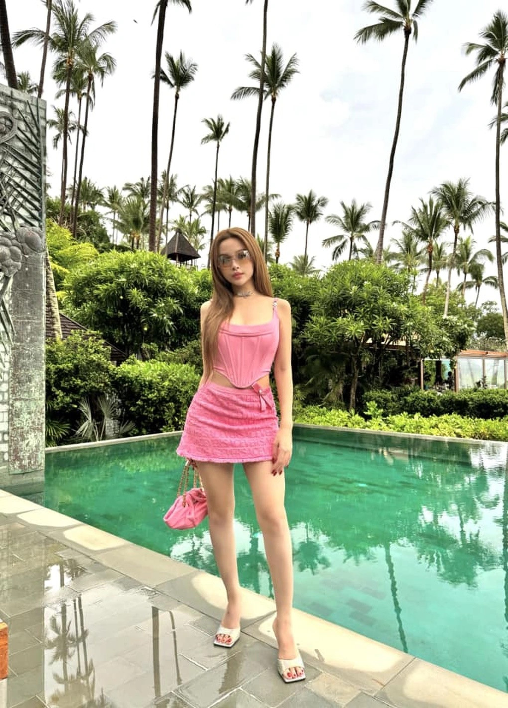 Ngoài việc chinh phục khán giả vì nhan sắc và tài năng, Huyền Baby còn được quan tâm vì đời tư. Dân mạng nhận xét cô có "số hưởng" khi kết hôn với chồng doanh nhân giàu có, sống sung sướng như "bà hoàng".